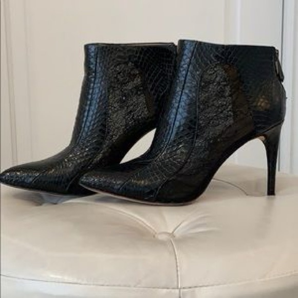 BCBGMAXAZRIA Ankle Booties Snake Print Black Leather/Lace Mesh Back Zip SZ 9. - Picture 2 of 4
